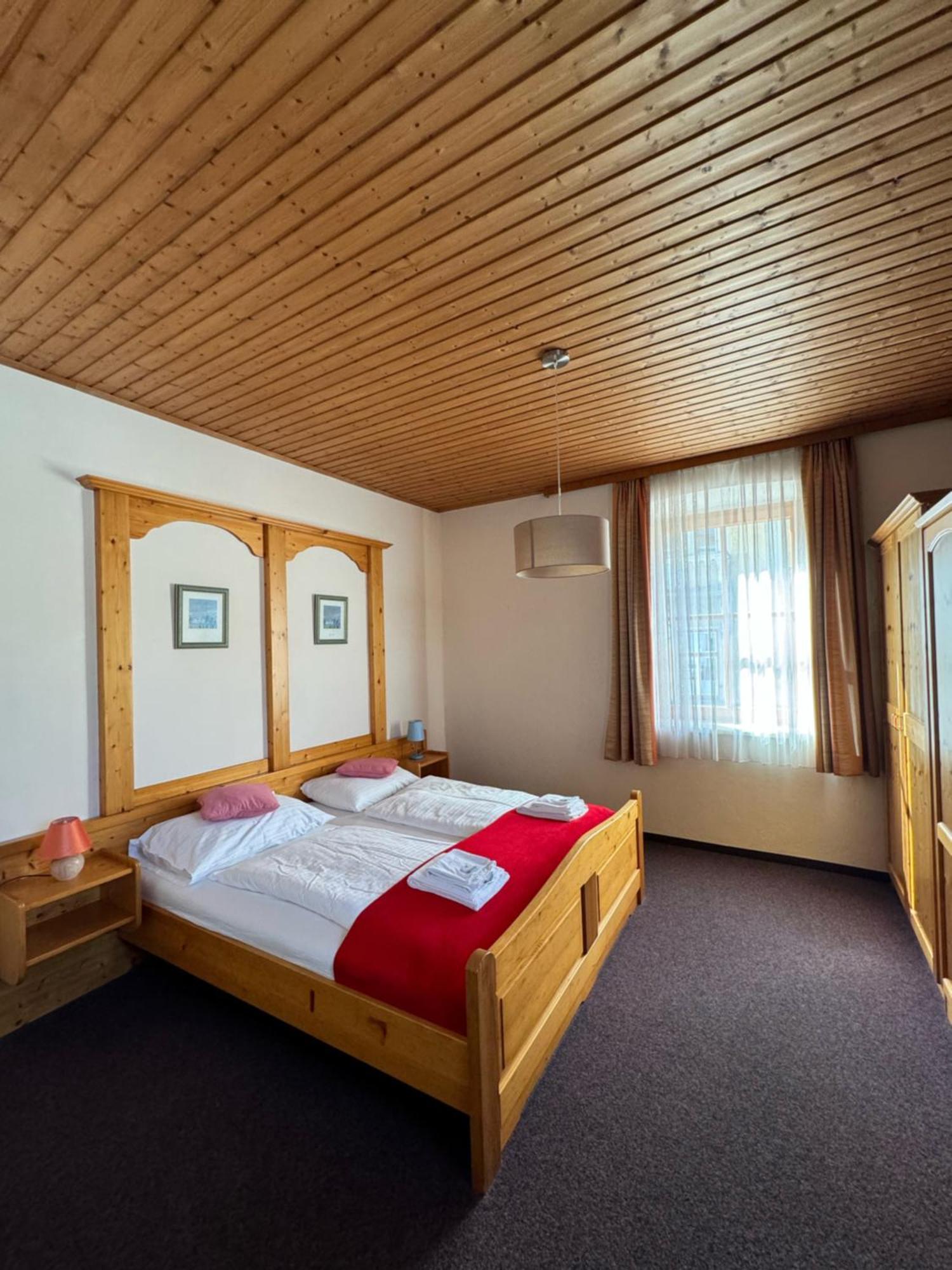 אדמונט Hotel Die Traube מראה חיצוני תמונה
